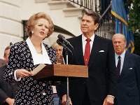 Margaret Thatcher a americký prezident Ronald Reagan. 