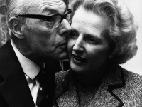 1975, s manželom Denisom Thatcherom. 