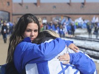 Tisíce mladých židov sa zúčastnili na Pochode živých v Osvienčime