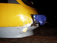 Hrozivo vyzerajúca zrážka vlaku s autom v Okoči.