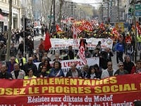 V utorok protestovali proti reforme trhu práce tisíce ľudí