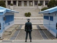 Vojaci hliadkujú na hraniciach dediny Panmunjom, ktorá po Kórejskej vojne rozdelila Kóreu na dve krajiny