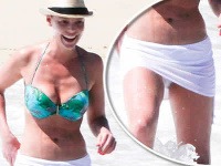 Katherine Heigl na dovolenke predviedla ukážkovú postavu v tvare presýpacích hodín. Katherine Heigl na dovolenke predviedla ukážkovú postavu v tvare presýpacích hodín.