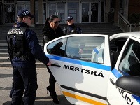 Mestský policajt otvoril podnikateľke dvere. Nora Mojsejová nastúpila do auta s úsmevom na perách.