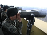Vojaci Južnej Kórey sledujú pohyb za hranicami.