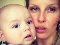Simona Krainová si materstvo naplno užíva. Rovnako tak aj kontakt so svojimi fanúšikmi, ktorým sa neváha pochváliť napríklad aj fotografiou svojej prirodzenej tváre. 