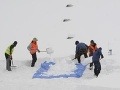 horolezci sneh odpratávanie strecha plaváreň 
