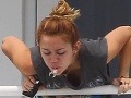 Nechutná Disney hviezdička na balkóne: Miley, takto nepľujú ani chlapi!