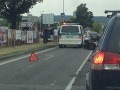 Motorkár spôsobil vážnu nehodu: Zrážka troch áut!