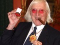 Britská polícia v šoku: Pápežom ocenený Savile zneužil až 300 obetí