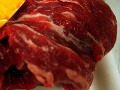 Z trhu museli stiahnuť 44 druhov výrobkov: Dávali do nich hnijúce mäso!
