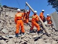 Záchranári prehľadávajú sutiny po Záchranári prehľadávajú sutiny po