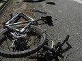 Cyklista upadol po zrážke s autom do bezvedomia