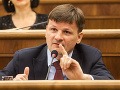 Hlina sa ospravedlnil za bitku všetkým poslancom okrem Martvoňa