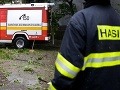 Nešťastné predpoludnie v práci: Robotníka (50) v lese zavalil strom