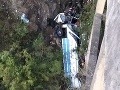 V Thajsku sa zrútil autobus s turistami: Minimálne 29 ľudí zahynulo
