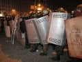 Policajti na Ukrajine zranili už desiatky novinárov, dvoch údajne zbili