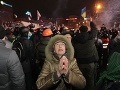 Násilné protesty pokračujú: Tisíce demonštrantov zostali v noci v uliciach Kyjeva