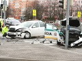 Kto zavinil nehodu policajného auta s bielou Octaviou? Polícia hľadá svedkov!