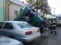 Havária v Malackách: Pri zrážke nákladného a osobného auta zasahovali hasiči