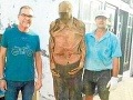 Nechutné FOTO, ktoré obletelo svet: Hrobár vykopal mŕtvolu a zapózoval s ňou!