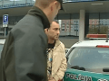 Policajt z kontroverzného videa je vo väzbe: Sedí medzi obvinenými, ktorých sám predvádzal