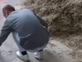 Umelec na VIDEU si trúfol dokázať nemožné: Hľadal ihlu v obrovskej kope sena!