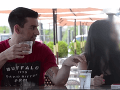 VIDEO Mladík ukázal, aké ľahké je zdrogovať dievčinu v bare: Jej priateľ si nič nevšimol!