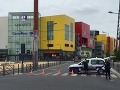 Dráma vo Francúzsku: Ozbrojenci vtrhli do obchodu, zajali 18 rukojemníkov!
