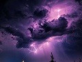 FOTO Mariánovi sa podarilo zachytiť krásny prírodný úkaz: Trenčín zažil bleskovú apokalypsu