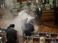 Ostré riešenie proti dohodám: Opoziční poslanci zablokovali parlament slzotvorným plynom