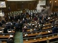 Z parlamentu sa stala bojová zóna: Opozícia použila slzný plyn, útočila aj na políciu!