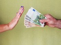 Pracovníka katastrálneho odboru okresného úradu v Humennom vyšetrujú pre korupciu