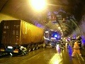 Veľká nehoda v tuneli Sitina: VIDEO havaroval kamión, tvoria sa rozsiahle kolóny