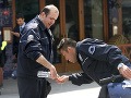 Policajti vyskočili z auta ako o život: Niet sa čo čudovať, postretla ich kuriózna príhoda