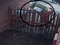 Milujem svoju prácu, povedal si doručovateľ a konal: VIDEO Ako to nemá vyzerať