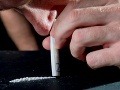 Na drogovú závislosť muža doplatilo dieťa: Našlo zásoby kokaínu, nevedomky sa predávkovalo