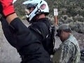 Motorkári chceli vstúpiť do tajnej Oblasti 51: VIDEO ukazuje, ako si stráže podali votrelcov