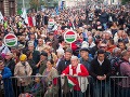V Budapešti pokračuje séria protivládnych pochodov: Do ulíc vyšli desaťtisíce ľudí