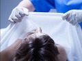 Žena (†62) zomrela pri pití s príbuznými: V márnici vstala z mŕtvych a potom prišla ďalšia rana