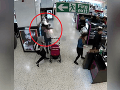 VIDEO Explózia v nákupnom centre: Výbuch cigarety priamo pri detskom kočíku