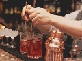 Barman videl, ako zákazník hodil dievčaťu do drinku drogu: A toto urobil