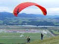 Záchranári leteli na pomoc paraglajdistovi (29): Uviazol na strome vysokom 25 metrov