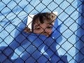 Preplnené grécke tábory praskajú vo švíkoch: Stovky migrantov presúvajú na pevninu