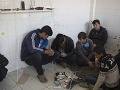 Išli za lepším životom: Zatkli Afričanov, ktorí mučili migrantov v utečeneckom tábore