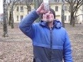 VIDEO Chorý internetový šialenec chcel od bezdomovca, aby vypil 1,5 litra vodky za tri minúty