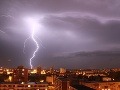 Tragédia v Nitre: Muža pred kostolom zasiahol blesk, na mieste zomrel