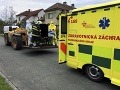 Bizarná záchrana extrémne obéznej ženy: FOTO Dvadsať hasičov búralo dom, pomáhali aj družstevníci