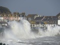 Následky búrky Ophelia v Spojenom kráľovstve: VIDEO Obrovské vlny, spadnuté strechy, traja mŕtvi