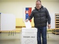 Volič vhadzuje obálku do volebnej schránky vo volebnej miestnosti na Majerníkovej ulici počas volieb do orgánov samosprávnych krajov 2017 v Bratislave.